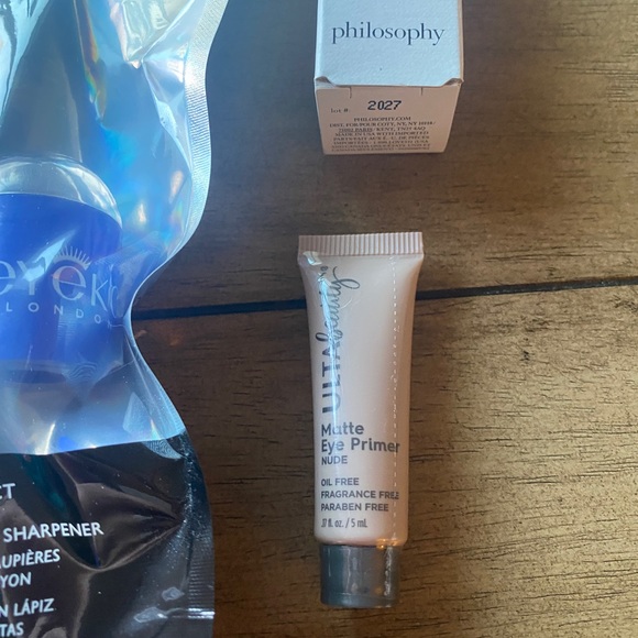 Makeup bundle - eyeshadow stick, moisturizer, eyeshadow primer, highlighter - Picture 3 of 5